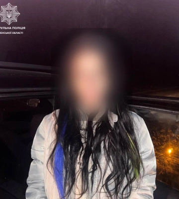 У Рівному правоохоронці виявили у гаманці дівчини, ймовірно, наркотичні речовини