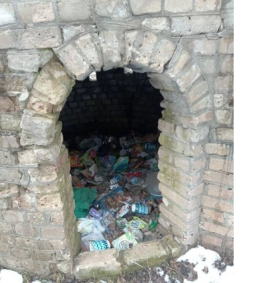 Звалище влаштували на дитячому майданчику жителі селища під Харковом