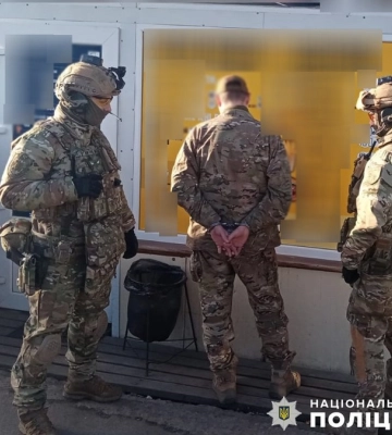 У Житомирі затримали підозрюваного у вбивстві. У нього знайшли купу зброї (фото, відео)