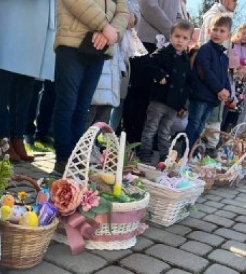 Біг з кошиками, спалювання шин та день без води: які великодні традиції існують на Закарпатті