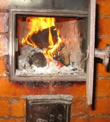 Розпалила піч разом з одягом. На Львівщині госпіталізували жінку