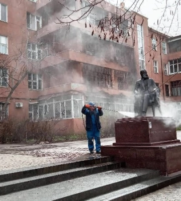 В Одесі комунальники помили пам’ятники