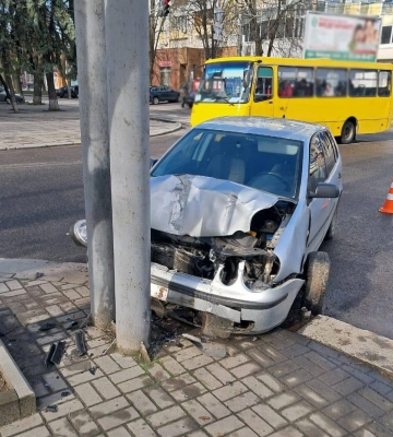 У центрі Черкас автівка в’їхала у рекламну опору: травмувалося двоє осіб