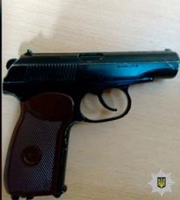 У Полтаві чоловік погрожував пістолетом групі молодих людей