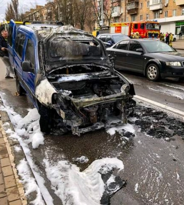 У Києві посеред вулиці раптово спалахнуло авто: у мережі показали кадри