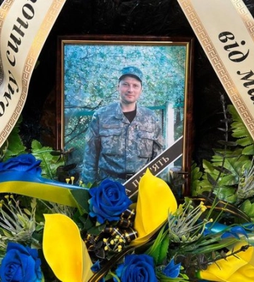 "Він прикрив свого бойового товариша, а сам загинув". У Сумах прощалися з воїном Романом Борисенком
