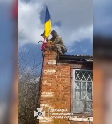 Пограничники подняли флаги в трех селах Харьковской области: видео