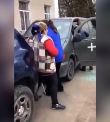 На Хмельниччині жінки напали на бус військкомів: у обласному ТЦК прокоментували, відео