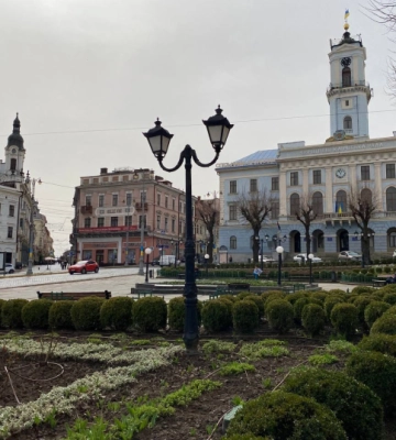 У Чернівцях з Центральної площі прибрали хрест