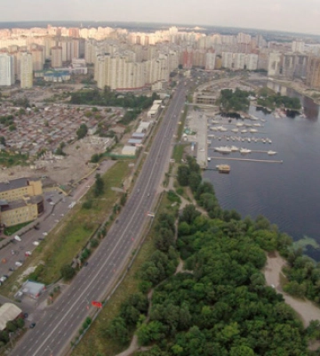 У Києві на Дніпровській набережній ускладнений рух транспорту через займання авто