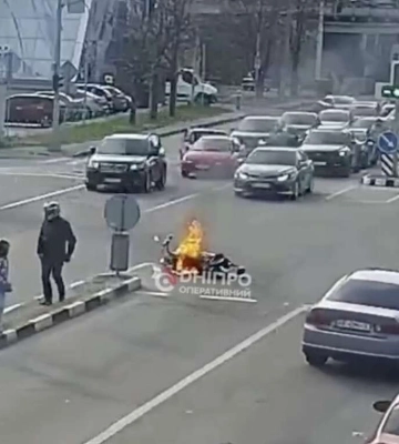 У Дніпрі на Січеславській Набережній на ходу загорівся мотоцикл: відео моменту