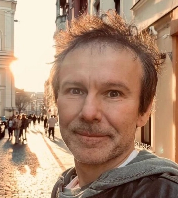 &quot;Провели эту весеннюю субботу в поездке в родное Мукачево&quot;. Вакарчук показал редкое фото с матерью