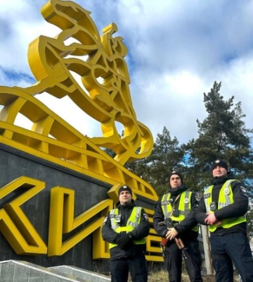 Усіх силовиків піднімають по тривозі: у Києві почалося масове посилення на вулицях, у транспорті, у ТРЦ