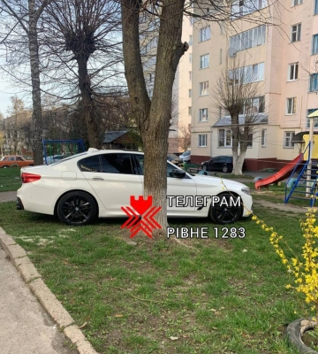 А поруч - дитячий майданчик: водій у Рівному залишив авто на газоні