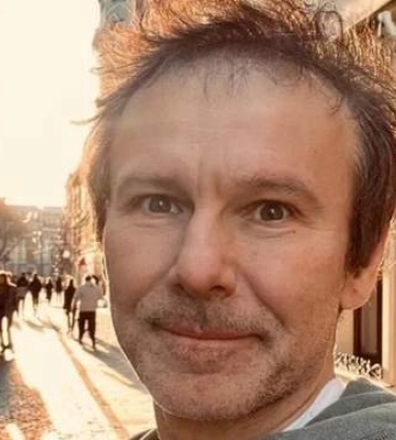 &quot;Провели эту весеннюю субботу в поездке в родное Мукачево&quot;. Вакарчук показал редкое фото с матерью