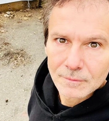 &quot;Провели эту весеннюю субботу в поездке в родное Мукачево&quot;. Вакарчук показал редкое фото с матерью