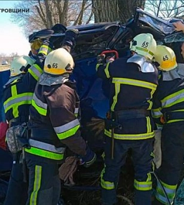 На Днепропетровщине из искореженного автомобиля достали женщину