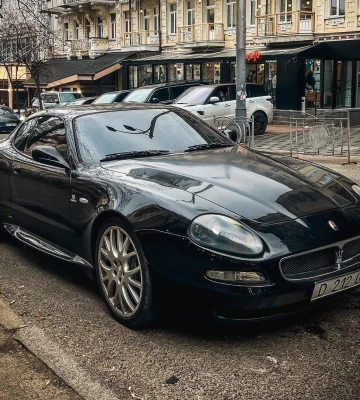 Раритет с двигателем Ferrari: в Киеве заметили спорткар на номерах Красного Креста 
