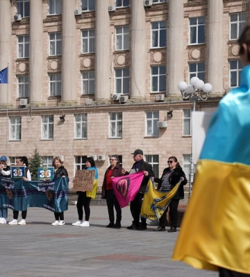 &quot;Їм у Росії виносять пожиттєві вироки&quot;: фоторепортаж з акції на підтримку військовополонених у Черкасах