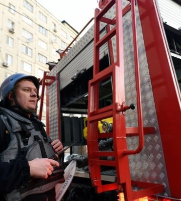 На Львівщині після нічної атаки РФ зруйновано адмінбудівлю: є загиблий, під завалами можуть бути люди