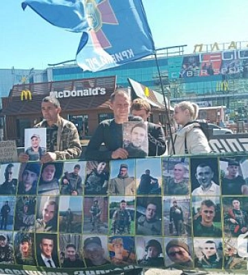 Віримо, сподіваємось, чекаємо: криворіжці вийшли на мітинг на підтримку полонених