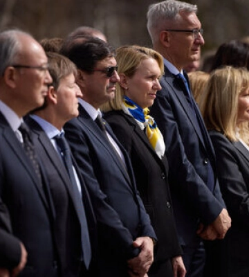 Посли США, Японії, Італії та Німеччини вшанували пам’ять жертв терору РФ у Бучі. ФОТО