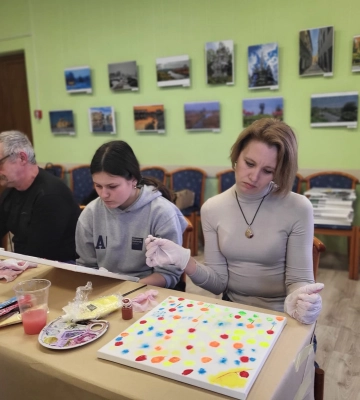 На аукціоні в США представлять картини, які малювали рідні загиблих бійців з Волині