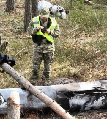Правоохоронці показали уламки ворожих ракет, які сили ППО ЗСУ на Рівненщині збили під час нічної атаки 