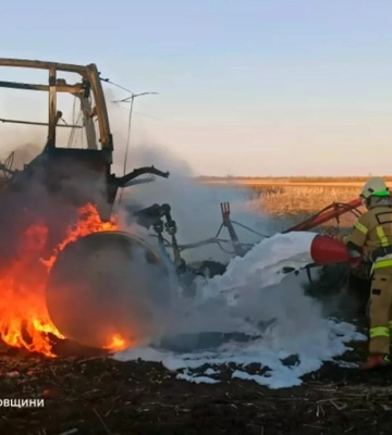 На Дніпропетровщині в полі спалахнув трактор
