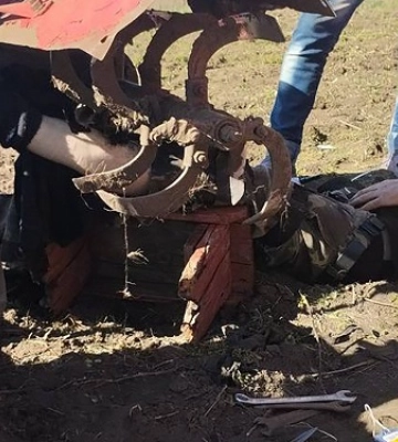Рятувальники деблокували ногу чоловіка що потрапила під мотоблок