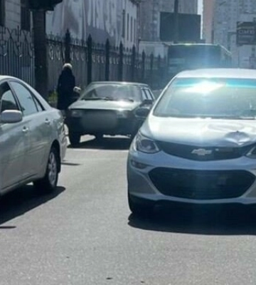 Не працював світлофор: в Одесі автівка збила жінку, вона у комі