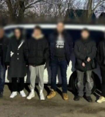 На Одещині зупинили мікроавтобус, яким водій намагався переправити через кордон п’ятьох чоловіків