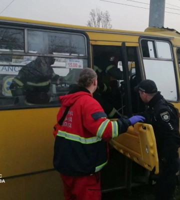 У Києві маршрутка влетіла в електроопору: водія затиснуло в салоні