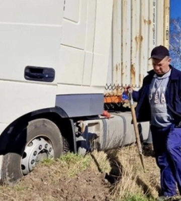 На Волині вантажівка загрузла на узбіччі й перекрила рух через міст 