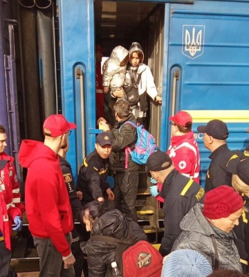 Третина - діти: на Рівненщину прибув ще один евакуаційний потяг з Донеччини