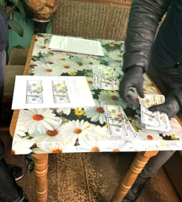 На Львівщині прикордонниця взяла 9000 доларів за нелегальний перетин кордону