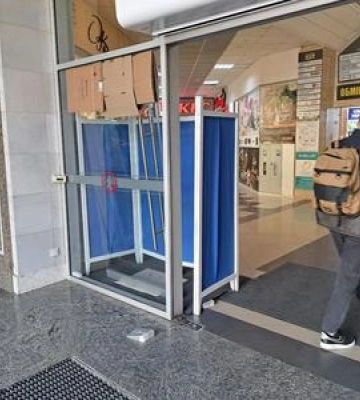 У Полтавському ЦУМі чоловік зніс самокатом двері
