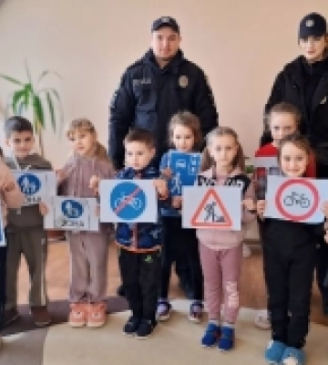 Поліцейські навчали первомайських дошкільнят правил поведінки на дорозі