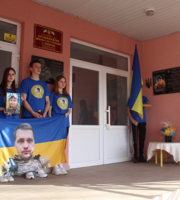 На Волині вантажівка загрузла на узбіччі й перекрила рух через міст 