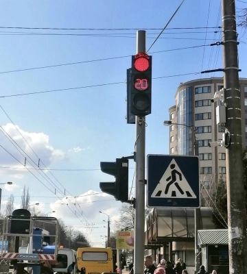 Комунальники у Рівному ремонтують світлофори та взялися наводити красу на міських клумбах