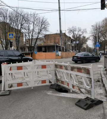 У Дніпрі посеред вулиці в двох місцях провалився асфальт