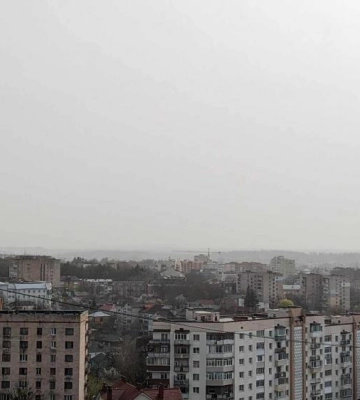 Радять зачиняти вікна: до Рівненщини дісталася пилюка з Сахари (ВІДЕО)