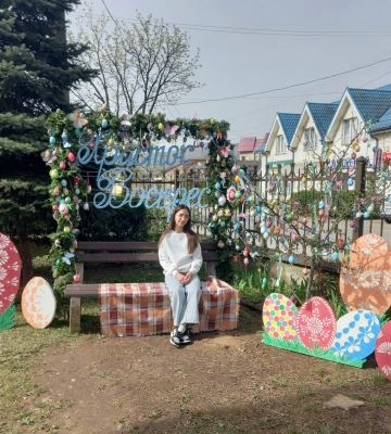 У Перечині облаштували великодню фотозону та прикрасили сакури писанками
