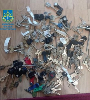 Шахраї намагались продати квартиру померлого киянина – під час обшуку у них виявили більше 150 ключів від квартир