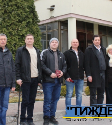 Щемлива зустріч: Президент нагородив відважних тростянецьких енергетиків