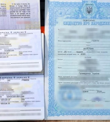 Закарпатські прикордонники викрили двох чоловіків на використанні підроблених документів