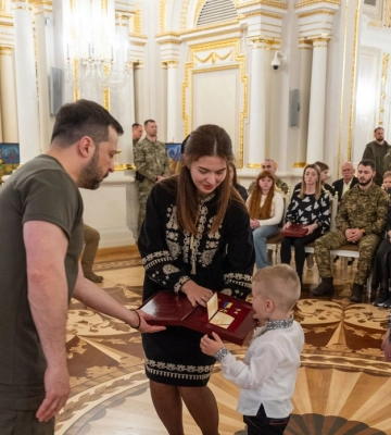 Президент вручив захисникам і родинам загиблих воїнів ордени «Золота Зірка»