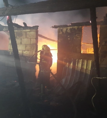 У Луцькому районі горів меблевий цех, вогонь гасили 34 рятувальники