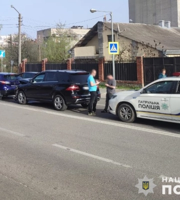 У Львові зіткнулися дві автівки й травмували велосипедиста
