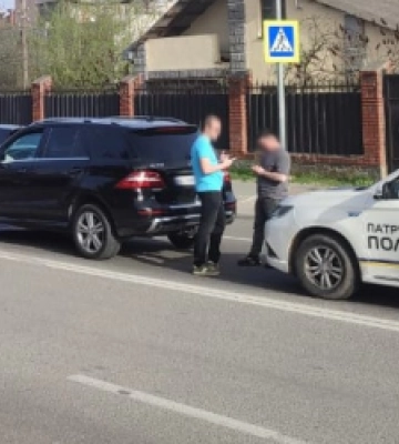 У Львові зіткнулись два автомобілі: один за інерцією збив велосипедиста